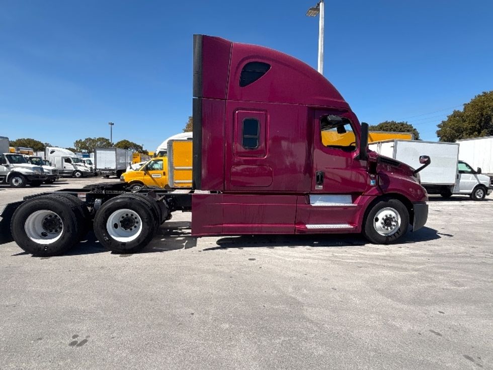 Sleeper Tractor-Heavy Duty Tractors-Freightliner-2023-T12664ST-Medley-FL-726,993\n\t\tmiles-$ 49,500 - Image 8