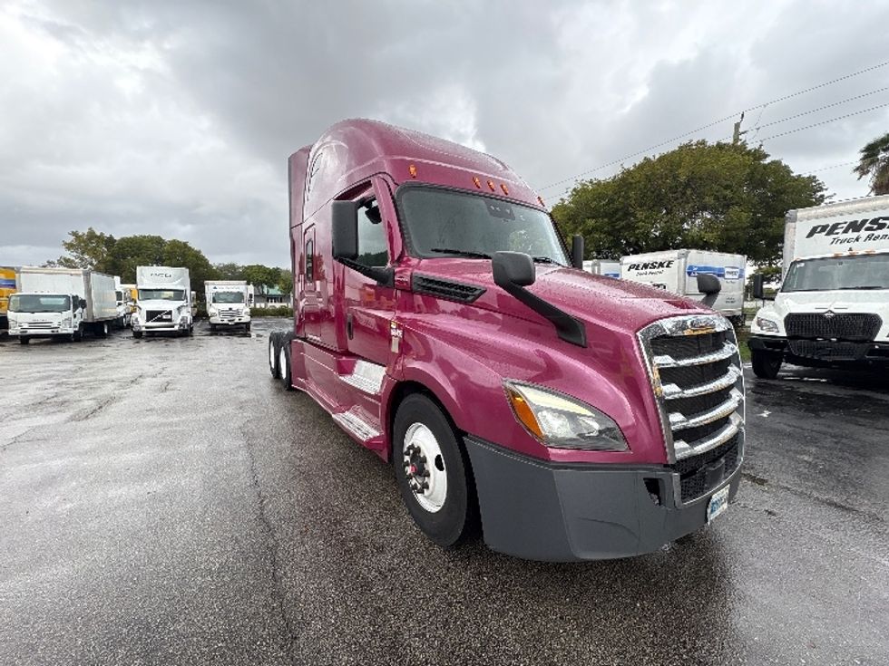 Sleeper Tractor-Heavy Duty Tractors-Freightliner-2023-T12664ST-Medley-FL-728,149\n\t\tmiles-$ 51,500 - Image 1