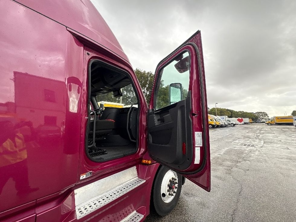 Sleeper Tractor-Heavy Duty Tractors-Freightliner-2023-T12664ST-Medley-FL-728,149\n\t\tmiles-$ 51,500 - Image 11