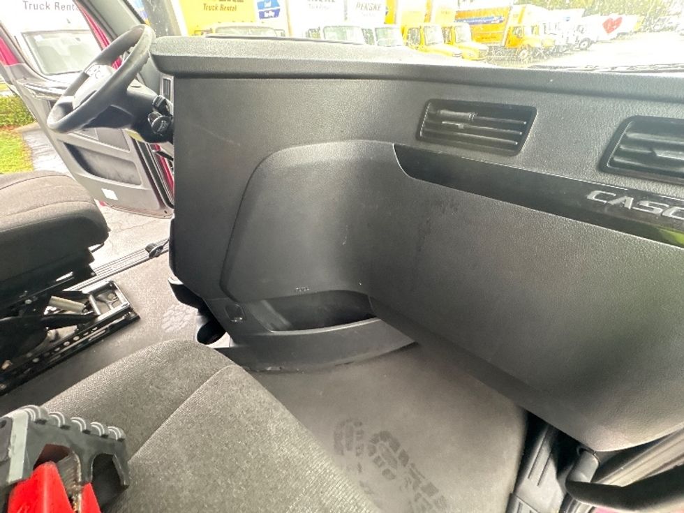 Sleeper Tractor-Heavy Duty Tractors-Freightliner-2023-T12664ST-Medley-FL-728,149\n\t\tmiles-$ 51,500 - Image 13