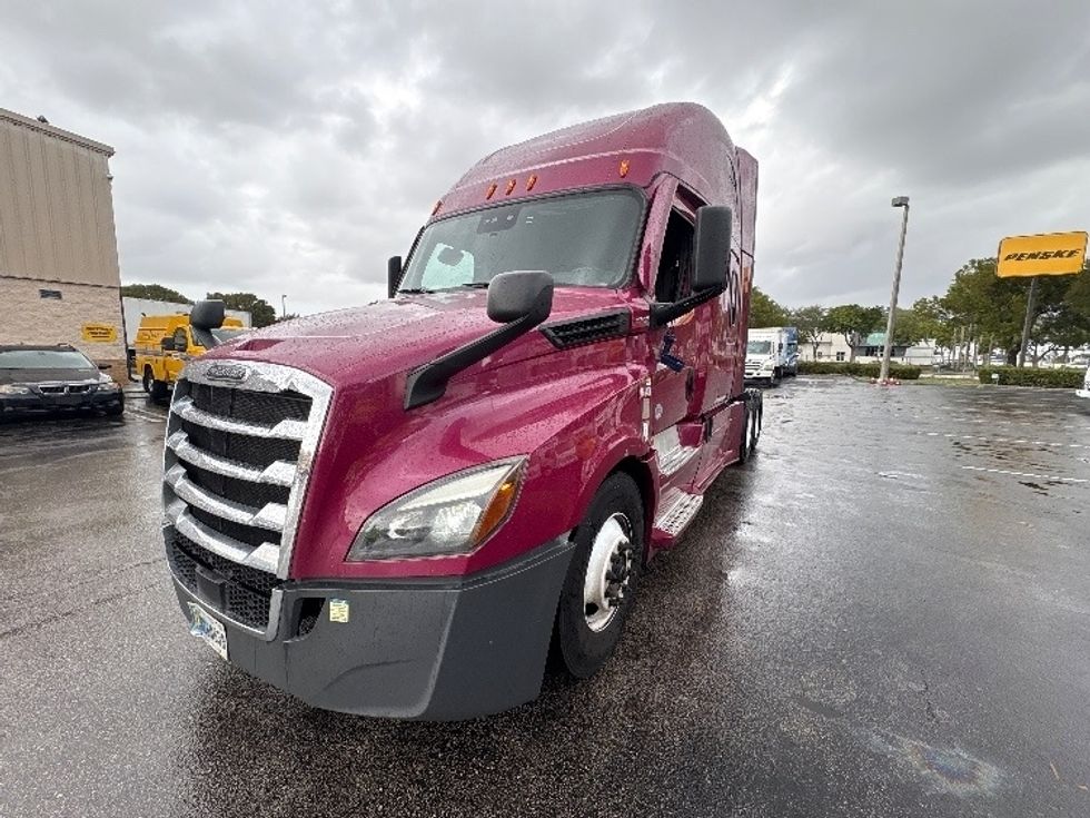 Sleeper Tractor-Heavy Duty Tractors-Freightliner-2023-T12664ST-Medley-FL-728,149\n\t\tmiles-$ 51,500 - Image 3