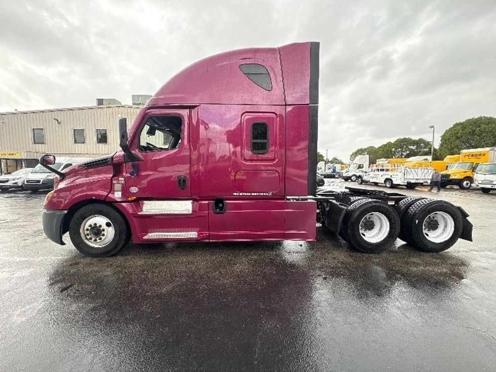 Sleeper Tractor-Heavy Duty Tractors-Freightliner-2023-T12664ST-Medley-FL-728,149\n\t\tmiles-$ 51,500 - Image 4