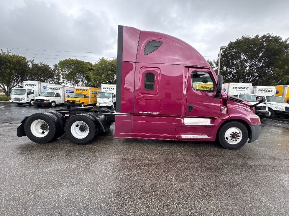 Sleeper Tractor-Heavy Duty Tractors-Freightliner-2023-T12664ST-Medley-FL-728,149\n\t\tmiles-$ 51,500 - Image 7