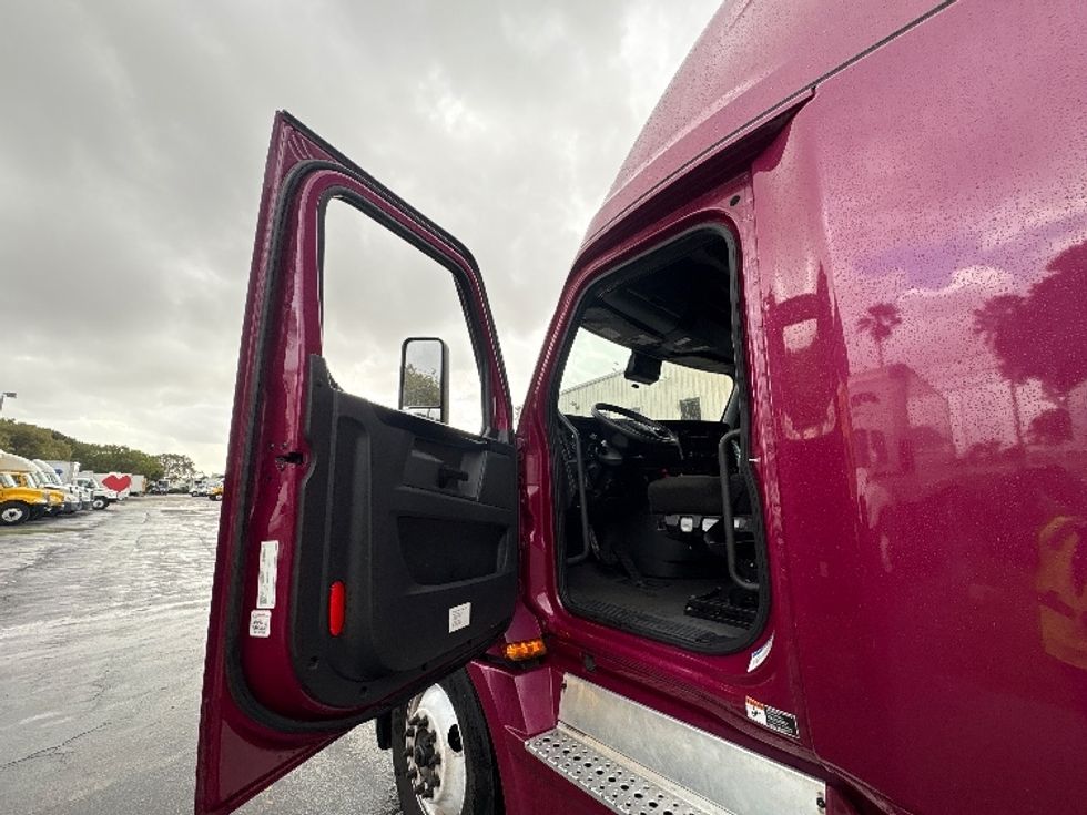 Sleeper Tractor-Heavy Duty Tractors-Freightliner-2023-T12664ST-Medley-FL-728,149\n\t\tmiles-$ 51,500 - Image 8