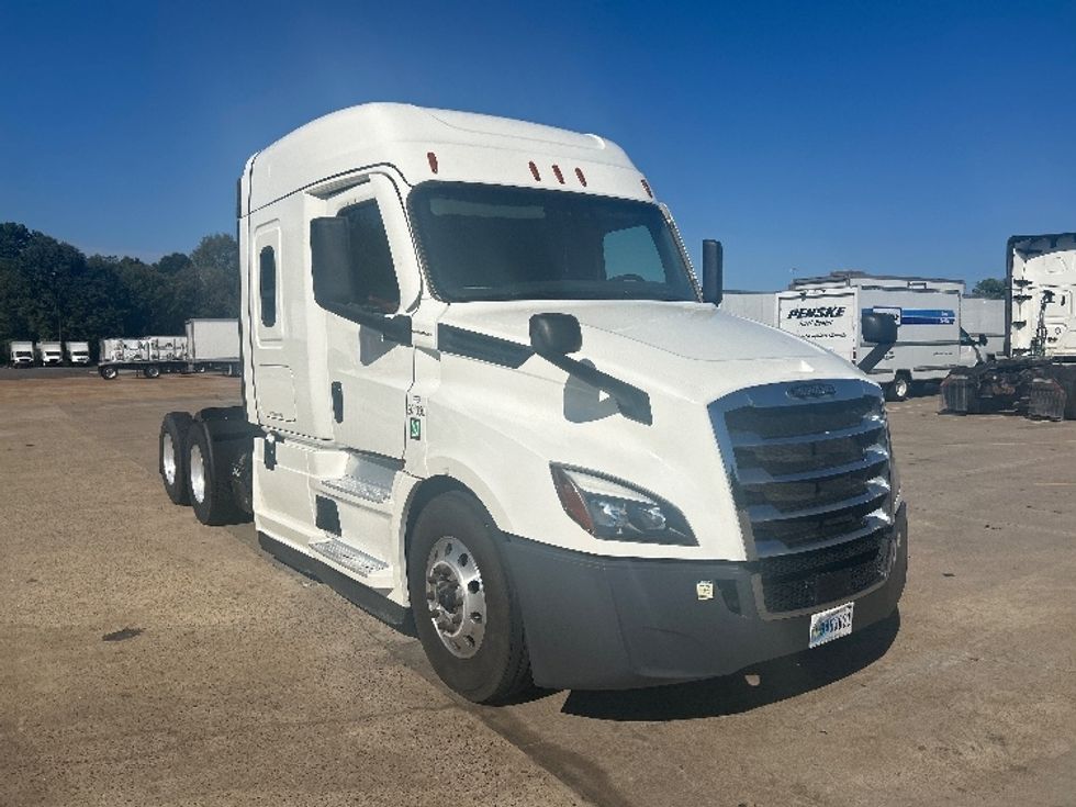 Sleeper Tractor-Heavy Duty Tractors-Freightliner-2023-T12664ST-Memphis-TN-410,599\n\t\tmiles-$ 101,250 - Image 1