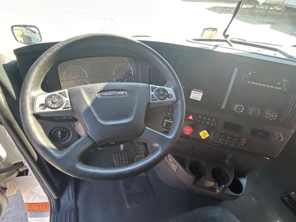 Sleeper Tractor-Heavy Duty Tractors-Freightliner-2023-T12664ST-Memphis-TN-410,599\n\t\tmiles-$ 101,250 - Image 11
