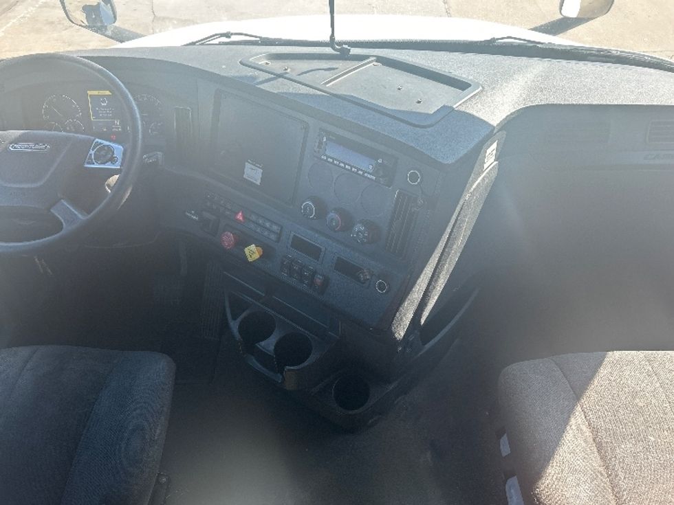 Sleeper Tractor-Heavy Duty Tractors-Freightliner-2023-T12664ST-Memphis-TN-410,599\n\t\tmiles-$ 101,250 - Image 12