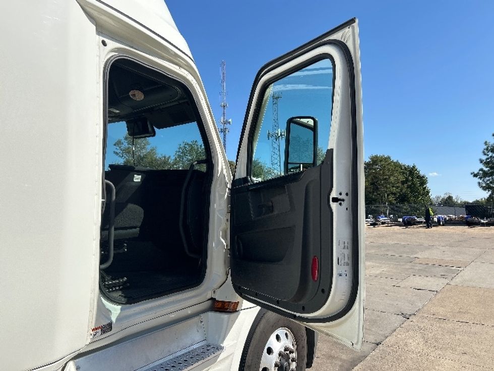 Sleeper Tractor-Heavy Duty Tractors-Freightliner-2023-T12664ST-Memphis-TN-410,599\n\t\tmiles-$ 101,250 - Image 13