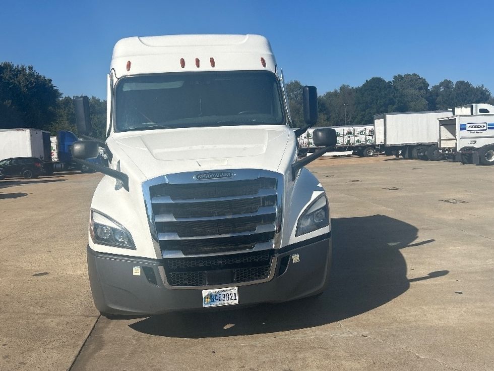 Sleeper Tractor-Heavy Duty Tractors-Freightliner-2023-T12664ST-Memphis-TN-410,599\n\t\tmiles-$ 101,250 - Image 2