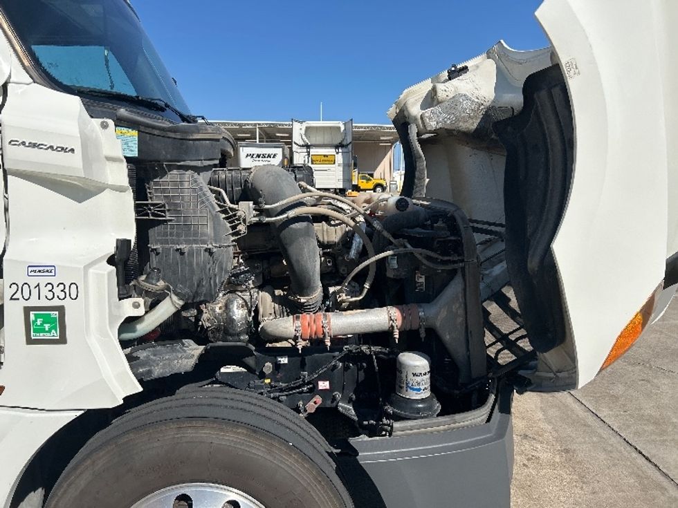 Sleeper Tractor-Heavy Duty Tractors-Freightliner-2023-T12664ST-Memphis-TN-410,599\n\t\tmiles-$ 101,250 - Image 20