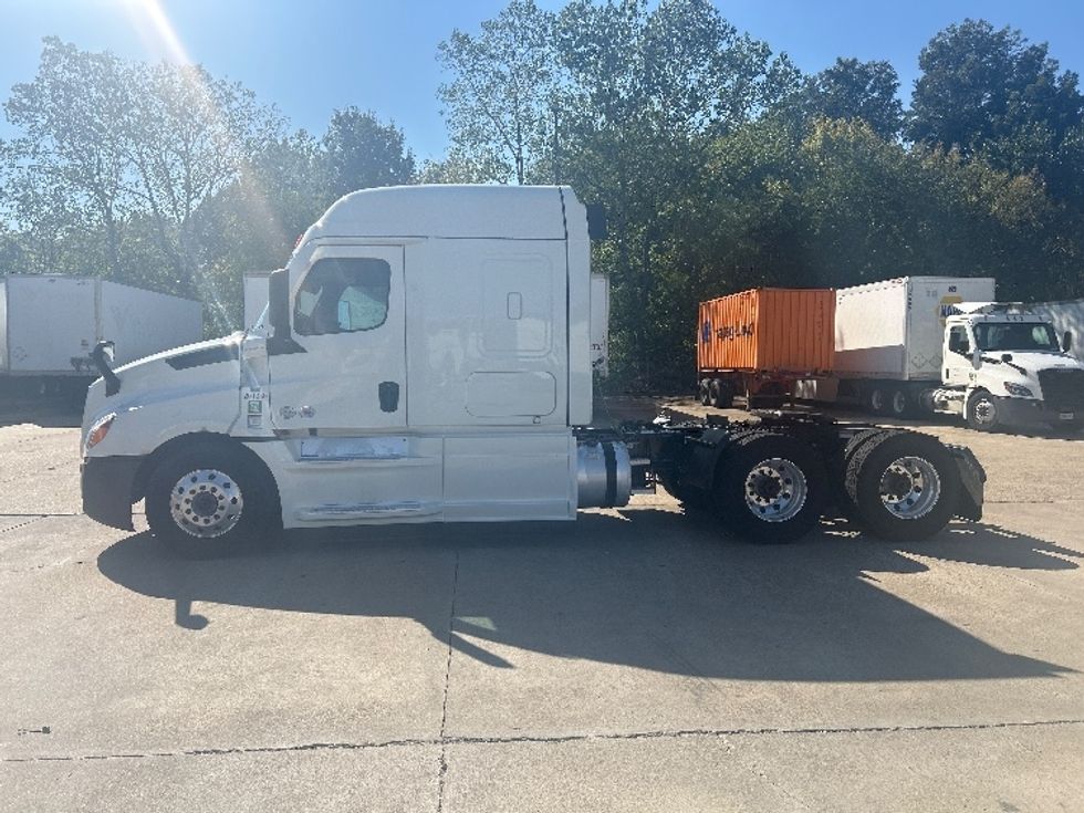 Sleeper Tractor-Heavy Duty Tractors-Freightliner-2023-T12664ST-Memphis-TN-410,599\n\t\tmiles-$ 101,250 - Image 4