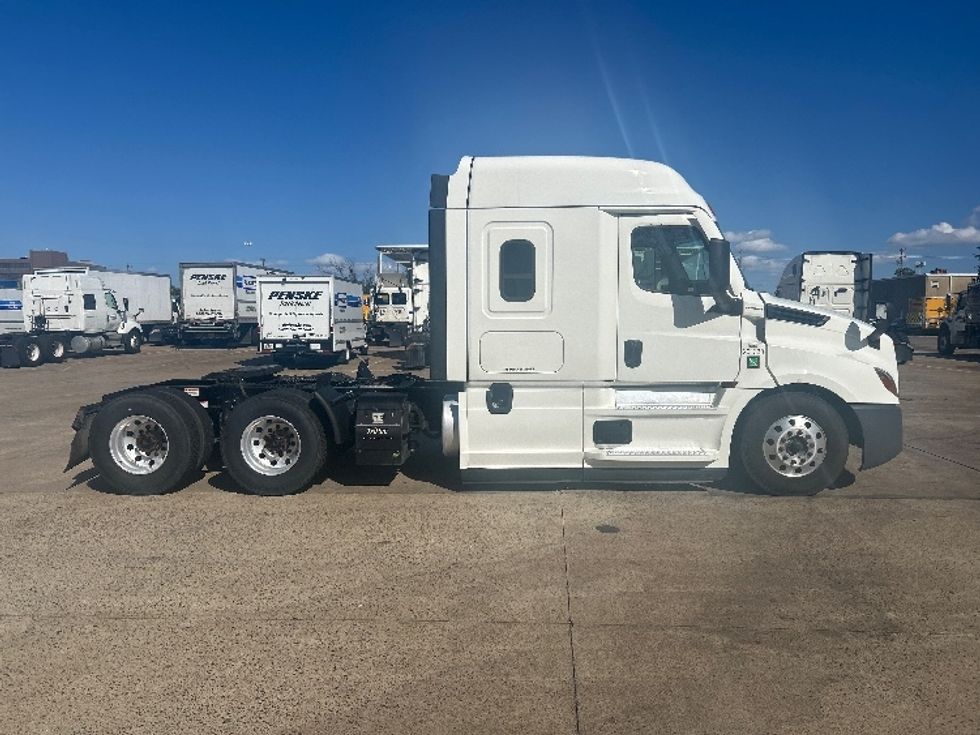 Sleeper Tractor-Heavy Duty Tractors-Freightliner-2023-T12664ST-Memphis-TN-410,599\n\t\tmiles-$ 101,250 - Image 8