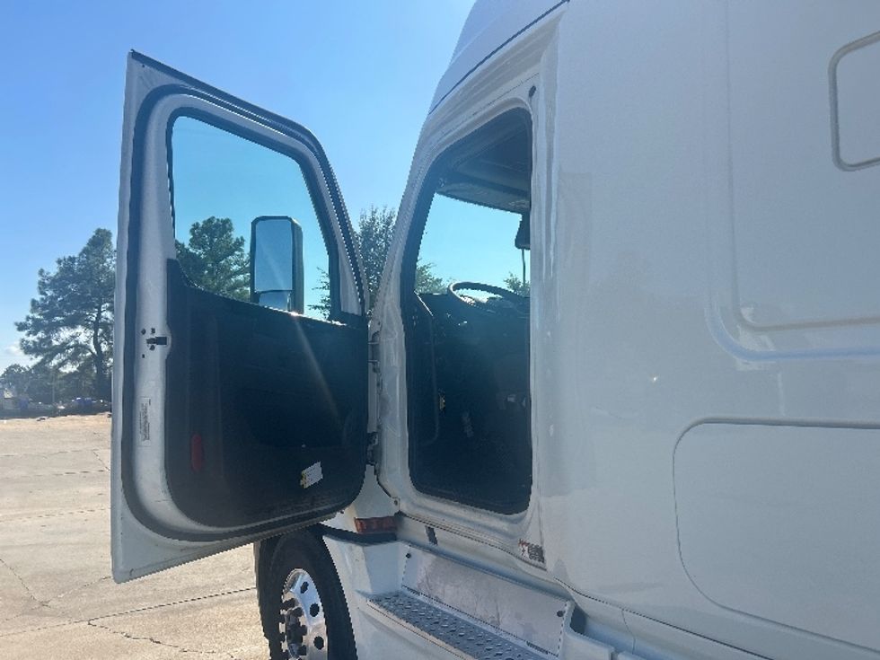 Sleeper Tractor-Heavy Duty Tractors-Freightliner-2023-T12664ST-Memphis-TN-410,599\n\t\tmiles-$ 101,250 - Image 9