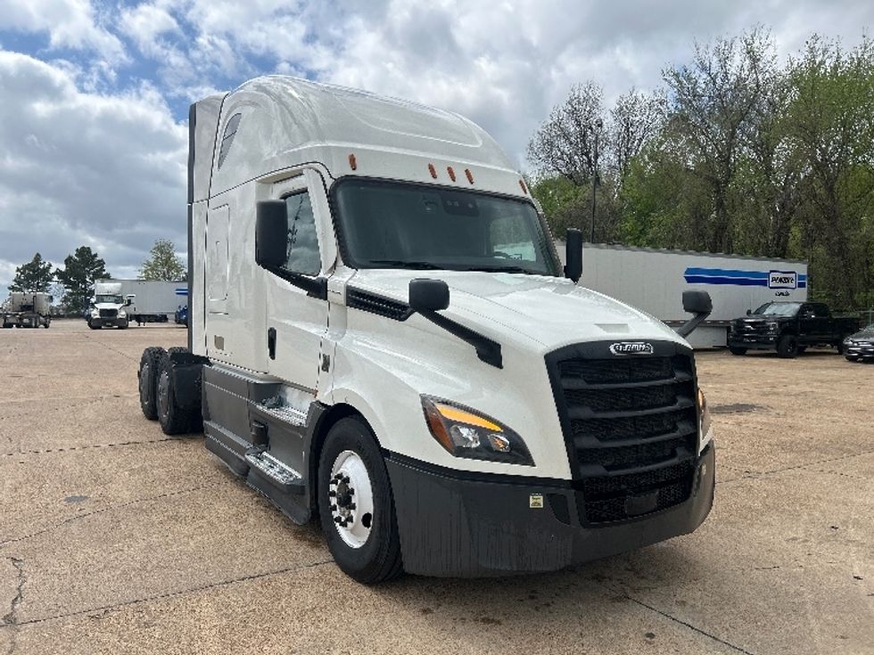 Sleeper Tractor-Heavy Duty Tractors-Freightliner-2023-T12664ST-Memphis-TN-659,408\n\t\tmiles-$ 58,750 - Image 1