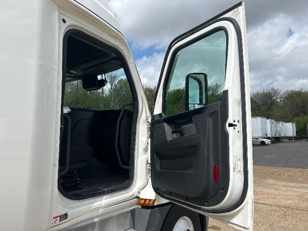 Sleeper Tractor-Heavy Duty Tractors-Freightliner-2023-T12664ST-Memphis-TN-659,408\n\t\tmiles-$ 58,750 - Image 13