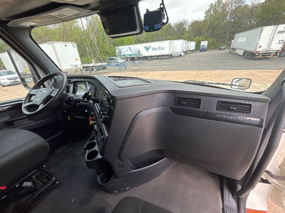 Sleeper Tractor-Heavy Duty Tractors-Freightliner-2023-T12664ST-Memphis-TN-659,408\n\t\tmiles-$ 58,750 - Image 14