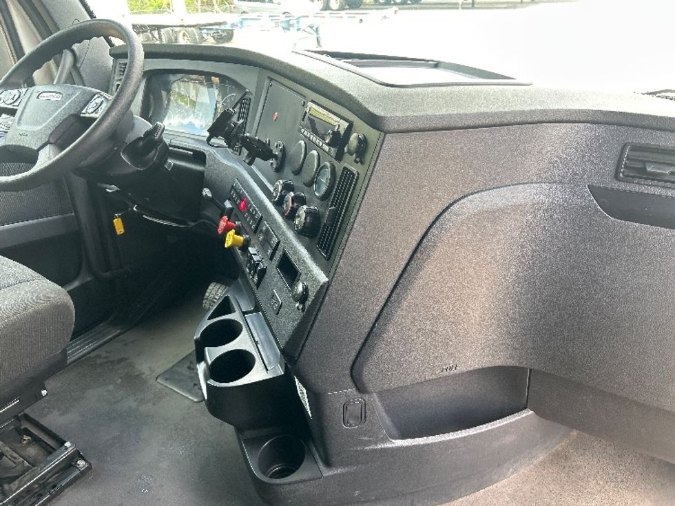 Sleeper Tractor-Heavy Duty Tractors-Freightliner-2023-T12664ST-Memphis-TN-659,408\n\t\tmiles-$ 58,750 - Image 15