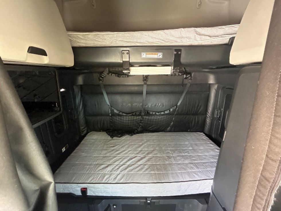 Sleeper Tractor-Heavy Duty Tractors-Freightliner-2023-T12664ST-Memphis-TN-659,408\n\t\tmiles-$ 58,750 - Image 16