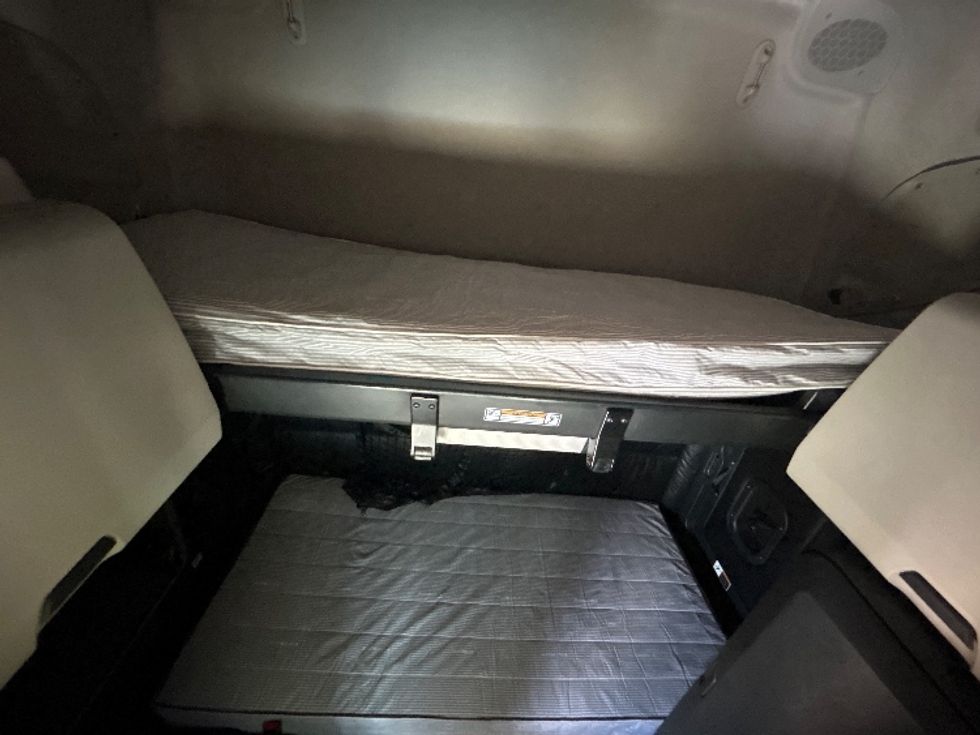 Sleeper Tractor-Heavy Duty Tractors-Freightliner-2023-T12664ST-Memphis-TN-659,408\n\t\tmiles-$ 58,750 - Image 17