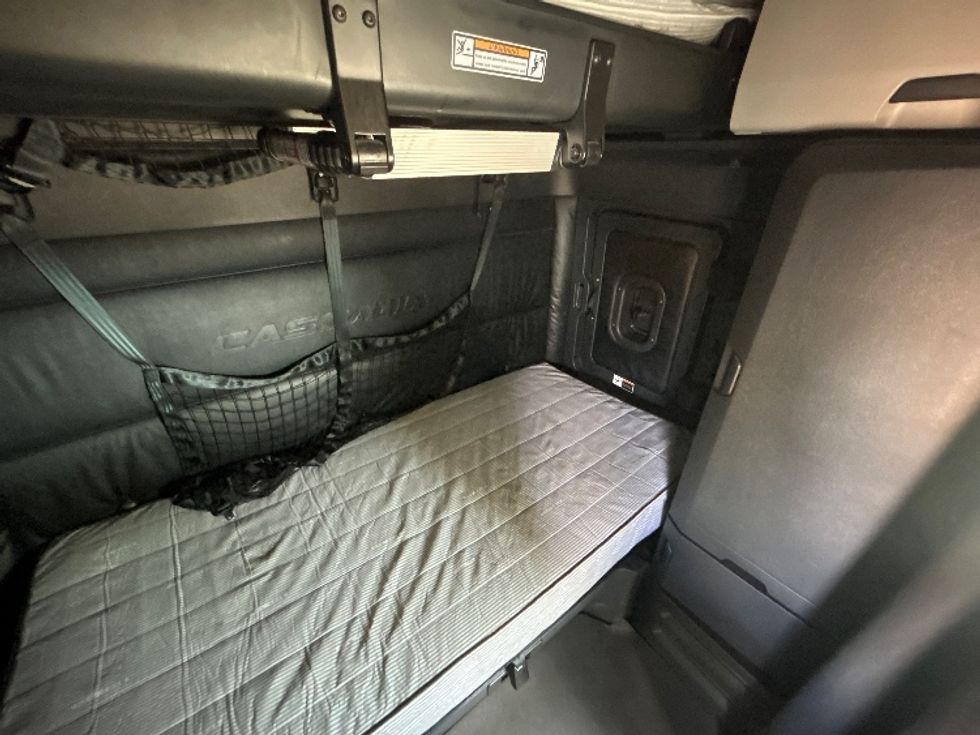 Sleeper Tractor-Heavy Duty Tractors-Freightliner-2023-T12664ST-Memphis-TN-659,408\n\t\tmiles-$ 58,750 - Image 18