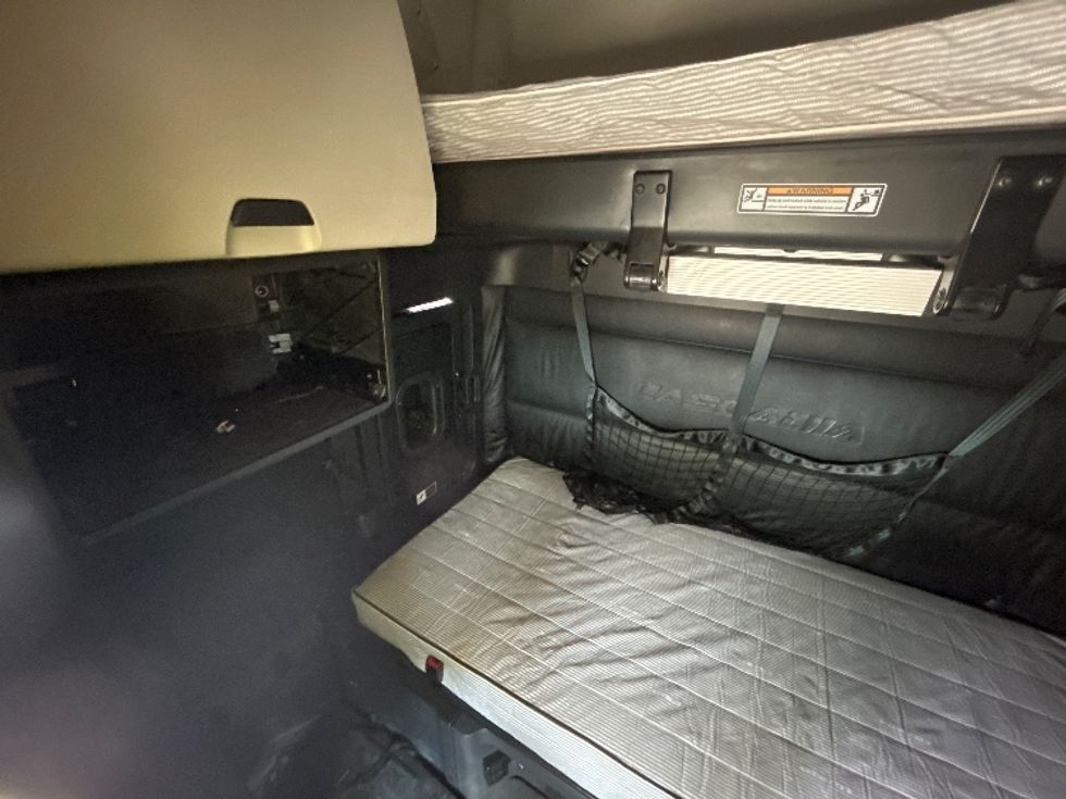 Sleeper Tractor-Heavy Duty Tractors-Freightliner-2023-T12664ST-Memphis-TN-659,408\n\t\tmiles-$ 58,750 - Image 19