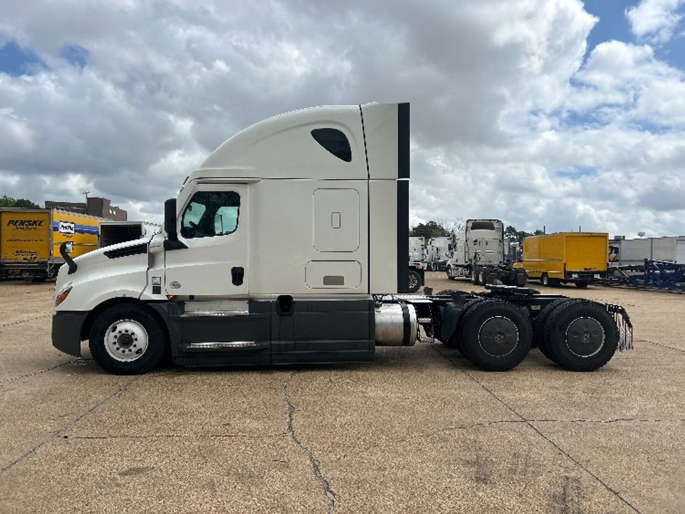 Sleeper Tractor-Heavy Duty Tractors-Freightliner-2023-T12664ST-Memphis-TN-659,408\n\t\tmiles-$ 58,750 - Image 4