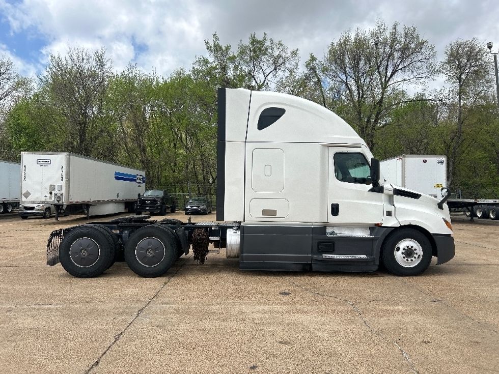 Sleeper Tractor-Heavy Duty Tractors-Freightliner-2023-T12664ST-Memphis-TN-659,408\n\t\tmiles-$ 58,750 - Image 8