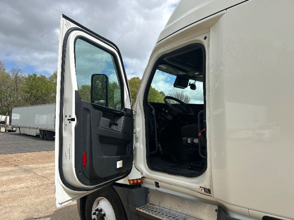 Sleeper Tractor-Heavy Duty Tractors-Freightliner-2023-T12664ST-Memphis-TN-659,408\n\t\tmiles-$ 58,750 - Image 9