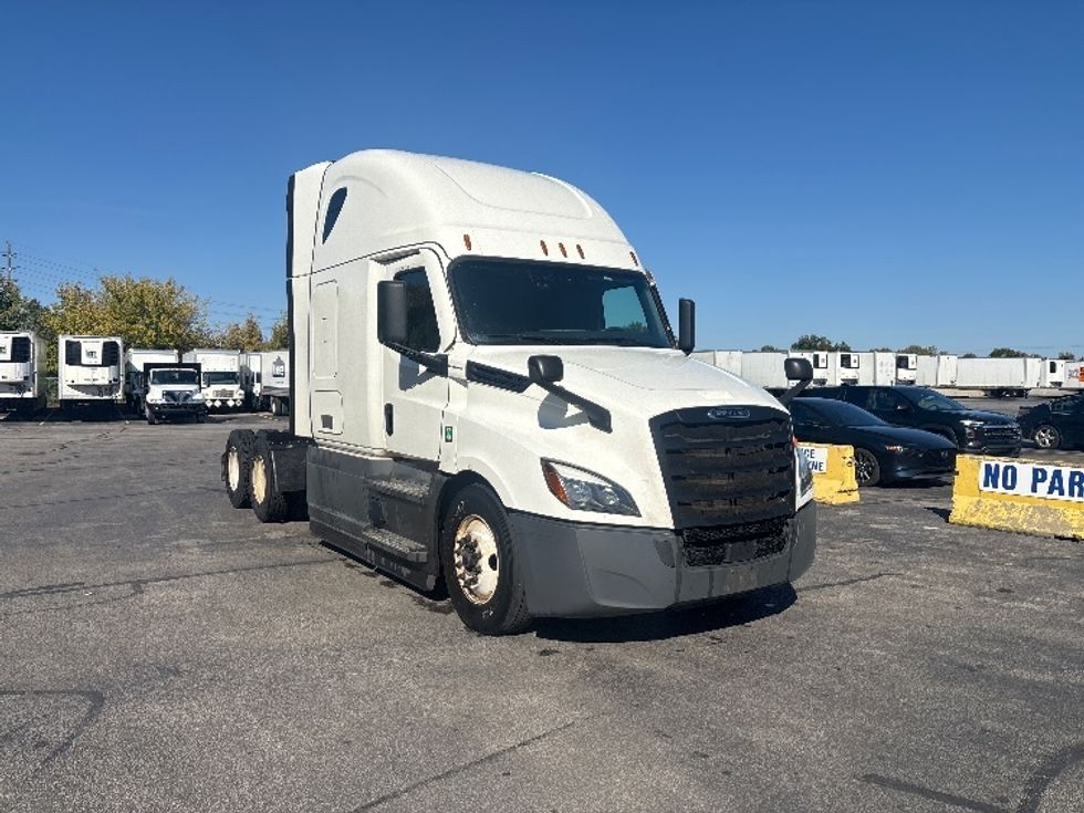 Sleeper Tractor-Heavy Duty Tractors-Freightliner-2023-T12664ST-Middlefield-OH-751,959\n\t\tmiles-$ 58,000 - Image 1
