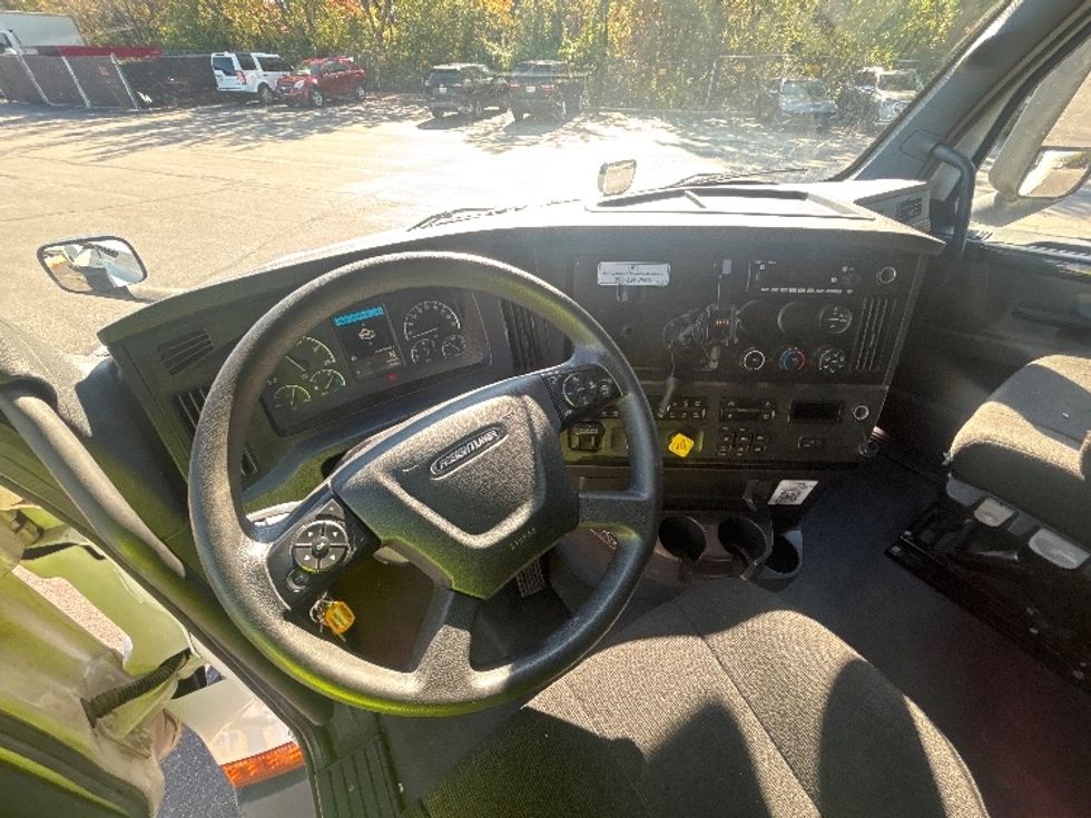 Sleeper Tractor-Heavy Duty Tractors-Freightliner-2023-T12664ST-Middlefield-OH-751,959\n\t\tmiles-$ 58,000 - Image 11