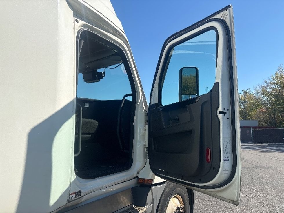 Sleeper Tractor-Heavy Duty Tractors-Freightliner-2023-T12664ST-Middlefield-OH-751,959\n\t\tmiles-$ 58,000 - Image 13