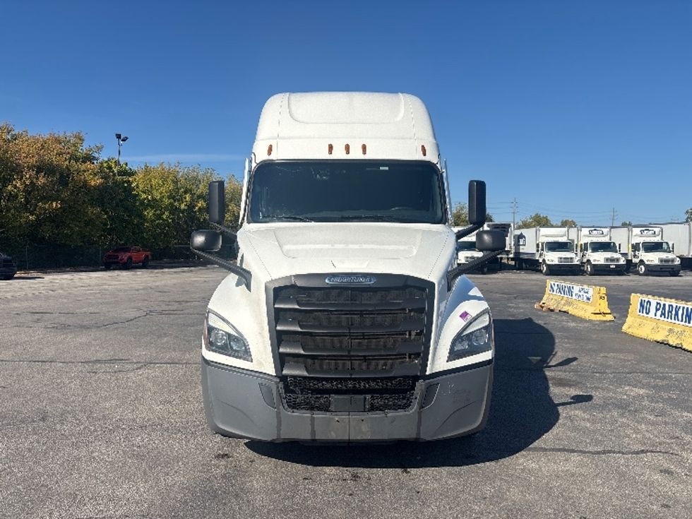 Sleeper Tractor-Heavy Duty Tractors-Freightliner-2023-T12664ST-Middlefield-OH-751,959\n\t\tmiles-$ 58,000 - Image 2