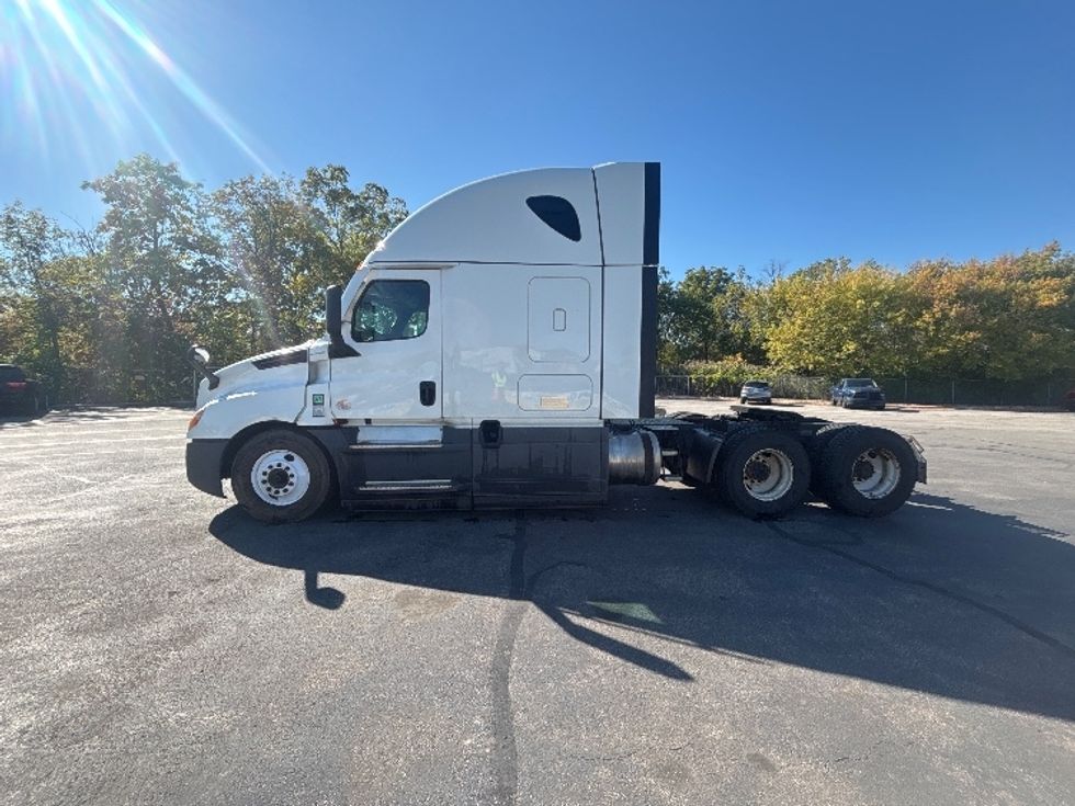 Sleeper Tractor-Heavy Duty Tractors-Freightliner-2023-T12664ST-Middlefield-OH-751,959\n\t\tmiles-$ 58,000 - Image 4