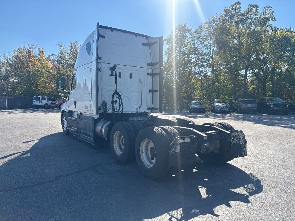Sleeper Tractor-Heavy Duty Tractors-Freightliner-2023-T12664ST-Middlefield-OH-751,959\n\t\tmiles-$ 58,000 - Image 5