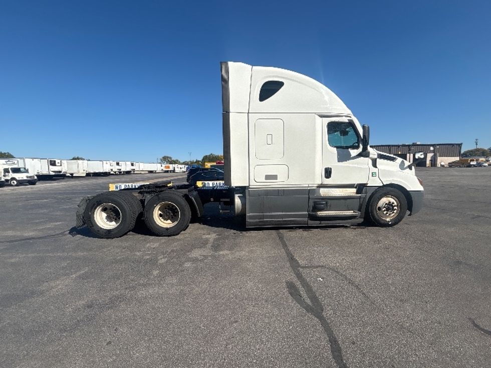Sleeper Tractor-Heavy Duty Tractors-Freightliner-2023-T12664ST-Middlefield-OH-751,959\n\t\tmiles-$ 58,000 - Image 8