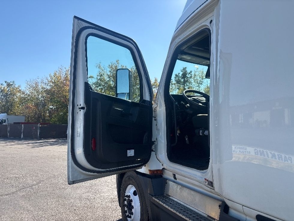 Sleeper Tractor-Heavy Duty Tractors-Freightliner-2023-T12664ST-Middlefield-OH-751,959\n\t\tmiles-$ 58,000 - Image 9
