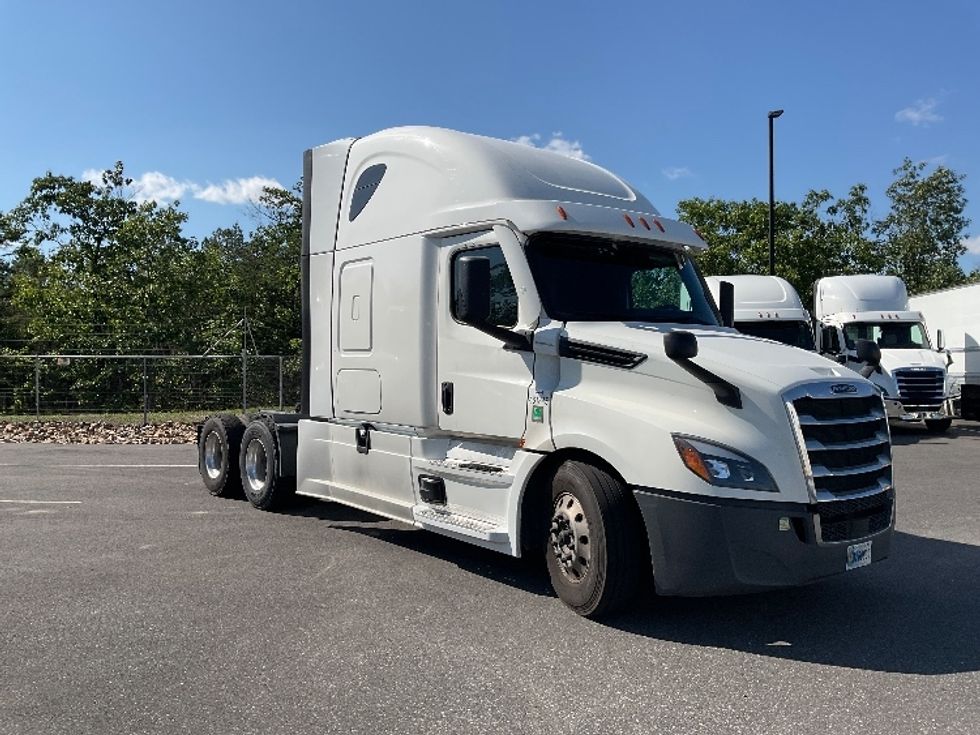 Sleeper Tractor-Heavy Duty Tractors-Freightliner-2023-T12664ST-Millville-NJ-555,764\n\t\tmiles-$ 69,500 - Image 1