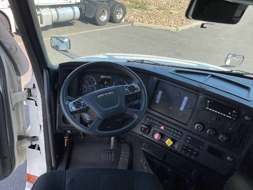 Sleeper Tractor-Heavy Duty Tractors-Freightliner-2023-T12664ST-Millville-NJ-555,764\n\t\tmiles-$ 69,500 - Image 11