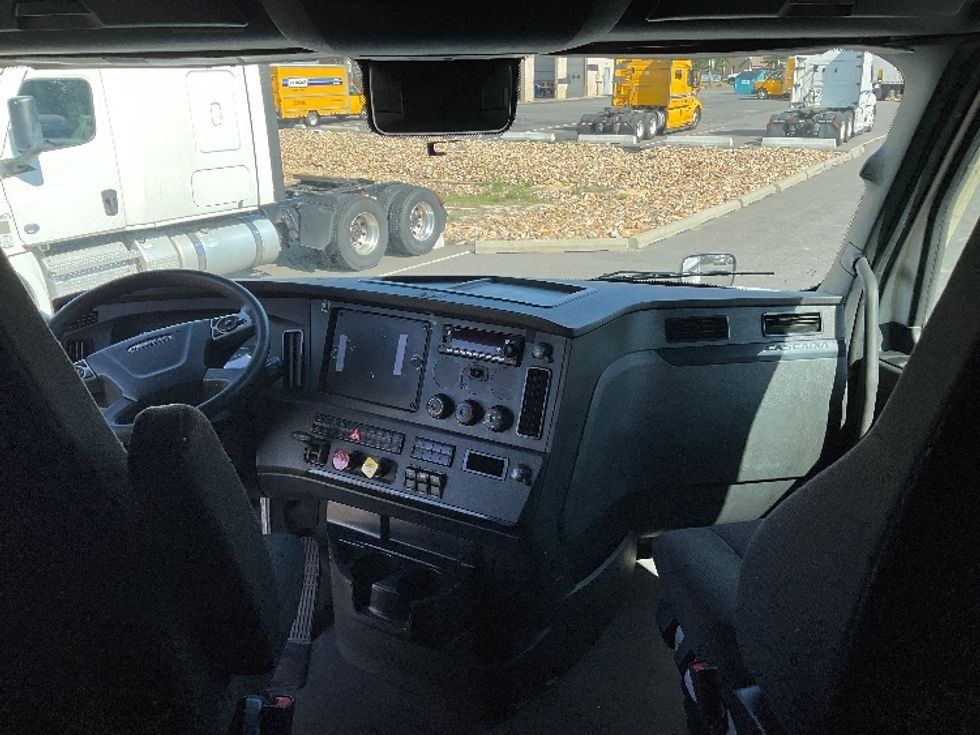Sleeper Tractor-Heavy Duty Tractors-Freightliner-2023-T12664ST-Millville-NJ-555,764\n\t\tmiles-$ 69,500 - Image 12