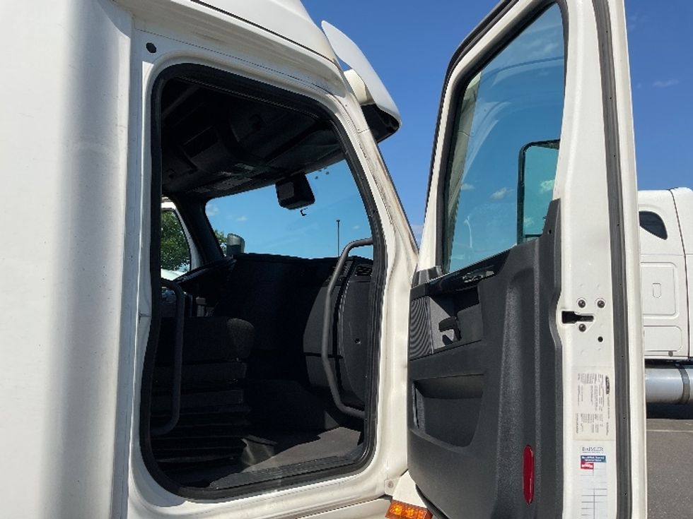 Sleeper Tractor-Heavy Duty Tractors-Freightliner-2023-T12664ST-Millville-NJ-555,764\n\t\tmiles-$ 69,500 - Image 13