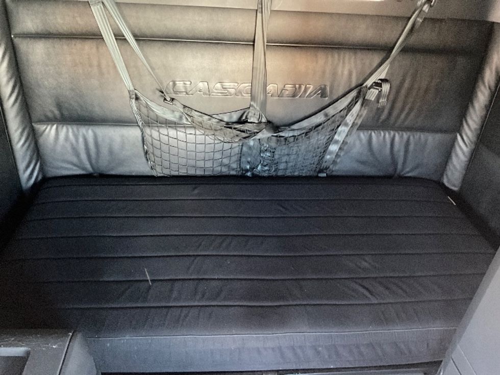 Sleeper Tractor-Heavy Duty Tractors-Freightliner-2023-T12664ST-Millville-NJ-555,764\n\t\tmiles-$ 69,500 - Image 17
