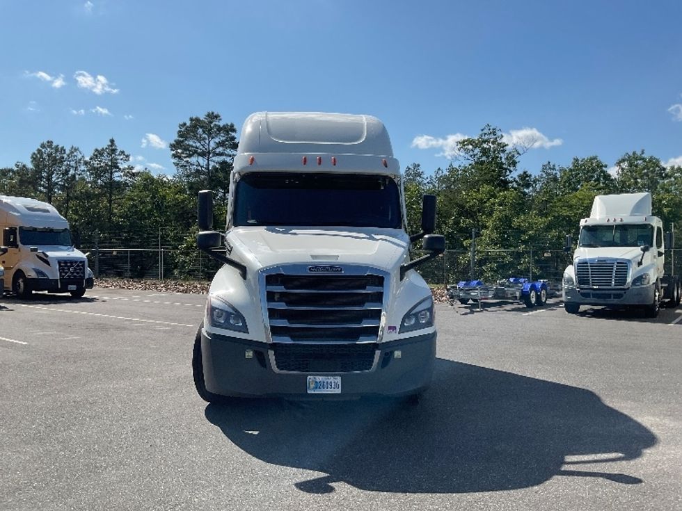 Sleeper Tractor-Heavy Duty Tractors-Freightliner-2023-T12664ST-Millville-NJ-555,764\n\t\tmiles-$ 69,500 - Image 2