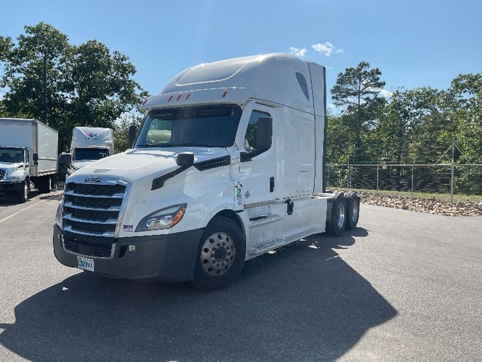 Sleeper Tractor-Heavy Duty Tractors-Freightliner-2023-T12664ST-Millville-NJ-555,764\n\t\tmiles-$ 69,500 - Image 3