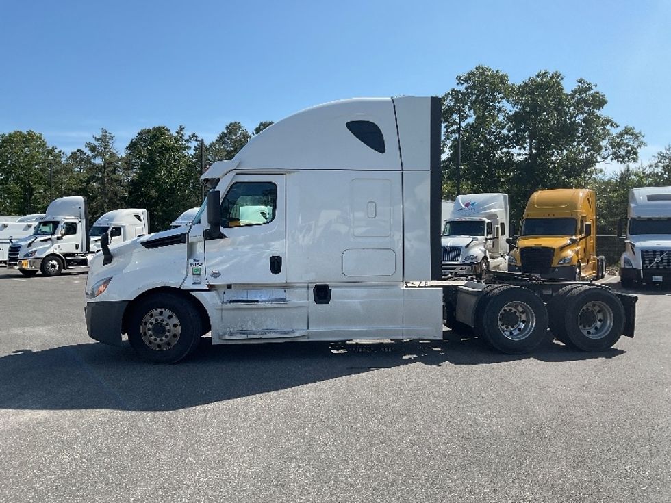 Sleeper Tractor-Heavy Duty Tractors-Freightliner-2023-T12664ST-Millville-NJ-555,764\n\t\tmiles-$ 69,500 - Image 4