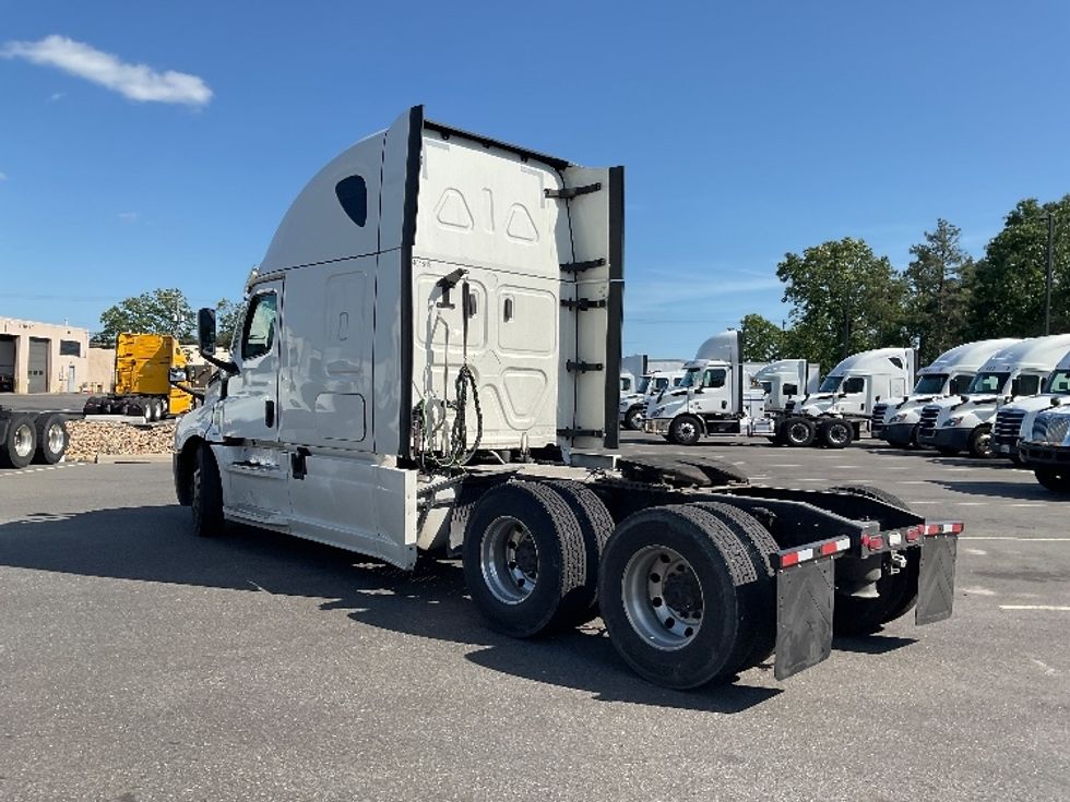 Sleeper Tractor-Heavy Duty Tractors-Freightliner-2023-T12664ST-Millville-NJ-555,764\n\t\tmiles-$ 69,500 - Image 5