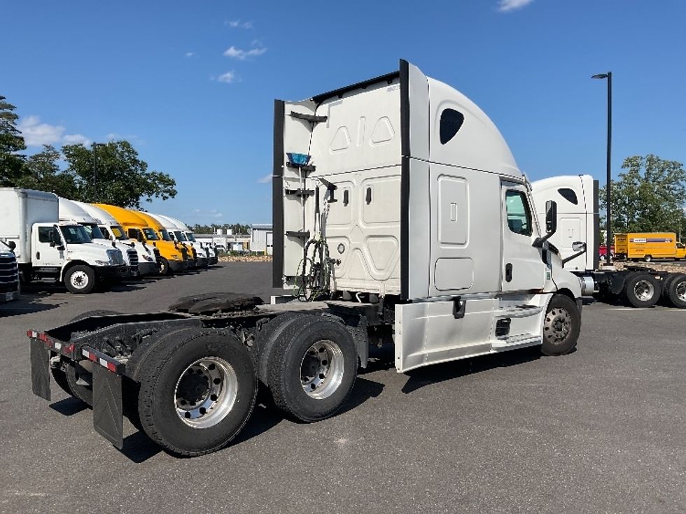 Sleeper Tractor-Heavy Duty Tractors-Freightliner-2023-T12664ST-Millville-NJ-555,764\n\t\tmiles-$ 69,500 - Image 7