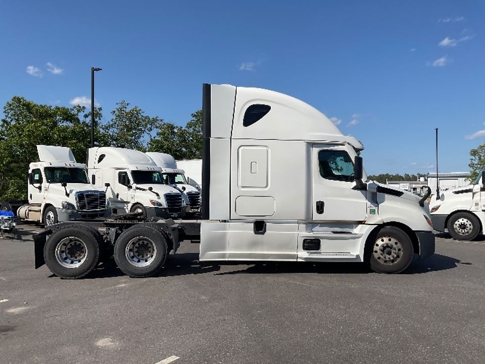 Sleeper Tractor-Heavy Duty Tractors-Freightliner-2023-T12664ST-Millville-NJ-555,764\n\t\tmiles-$ 69,500 - Image 8