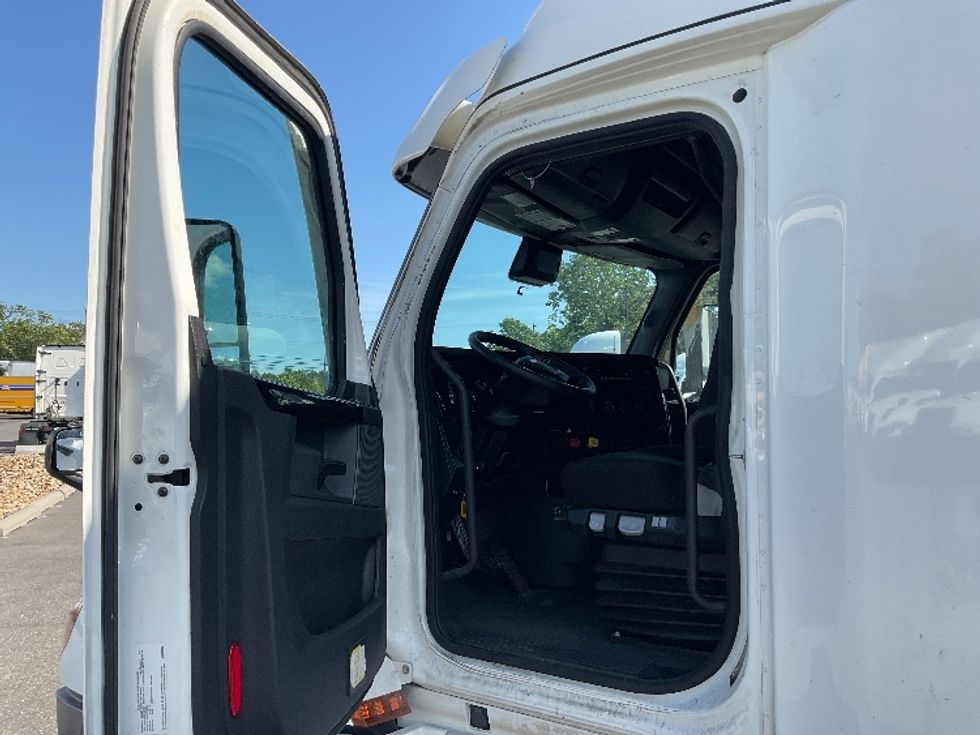 Sleeper Tractor-Heavy Duty Tractors-Freightliner-2023-T12664ST-Millville-NJ-555,764\n\t\tmiles-$ 69,500 - Image 9