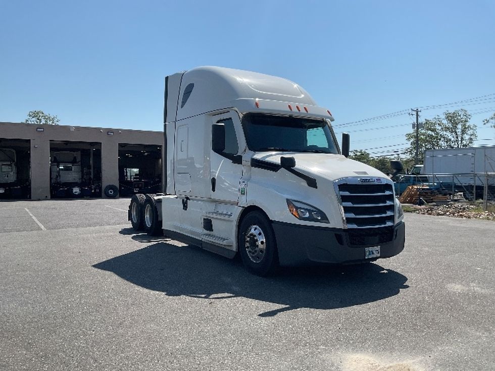 Sleeper Tractor-Heavy Duty Tractors-Freightliner-2023-T12664ST-Millville-NJ-610,565\n\t\tmiles-$ 66,250 - Image 1