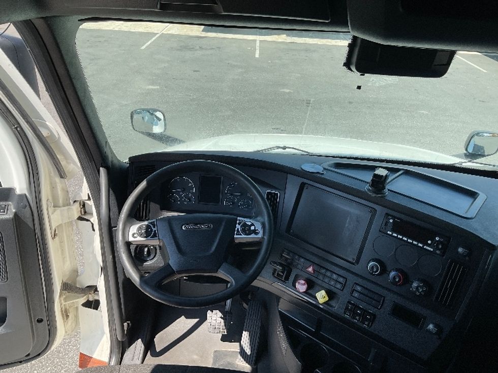 Sleeper Tractor-Heavy Duty Tractors-Freightliner-2023-T12664ST-Millville-NJ-610,565\n\t\tmiles-$ 66,250 - Image 11
